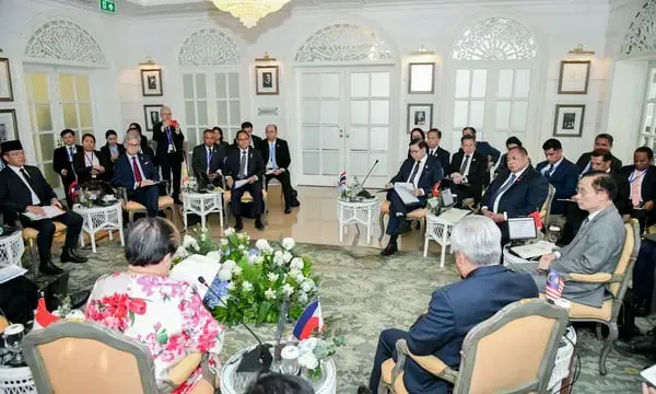 ASEAN Foreign Ministers Hold "Ice-Breaking" Meeting with Myanmar Counterpart