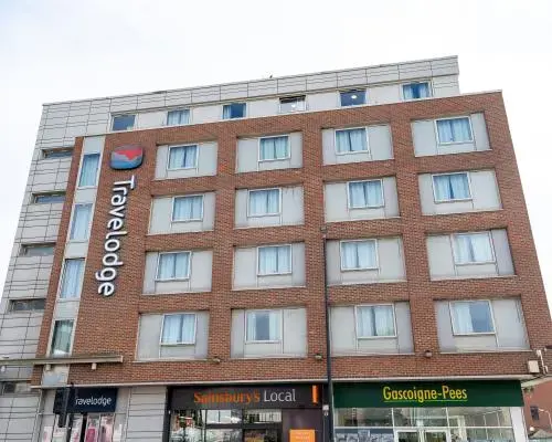 Travelodge CEO Resigns Amid Safety Concerns and Rising Energy Costs