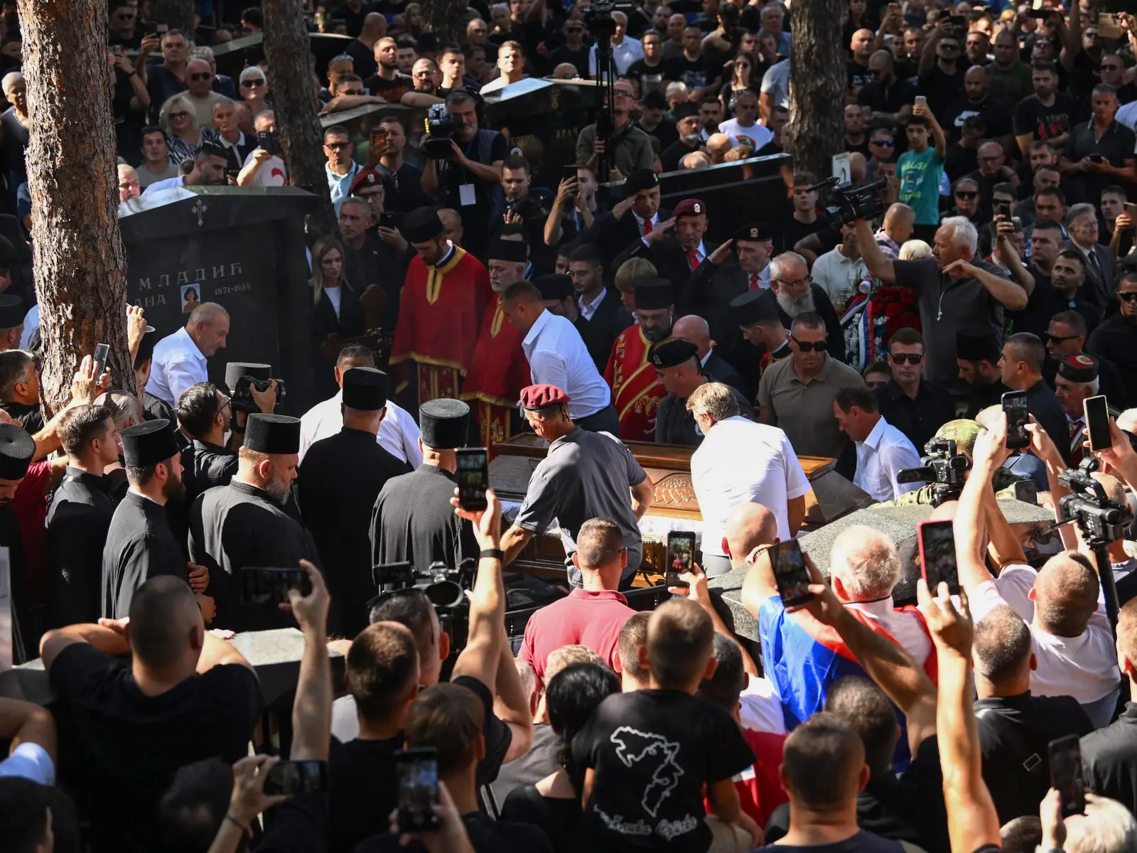 EU leaders condemn Serbian ministers for attending Mladic funeral
