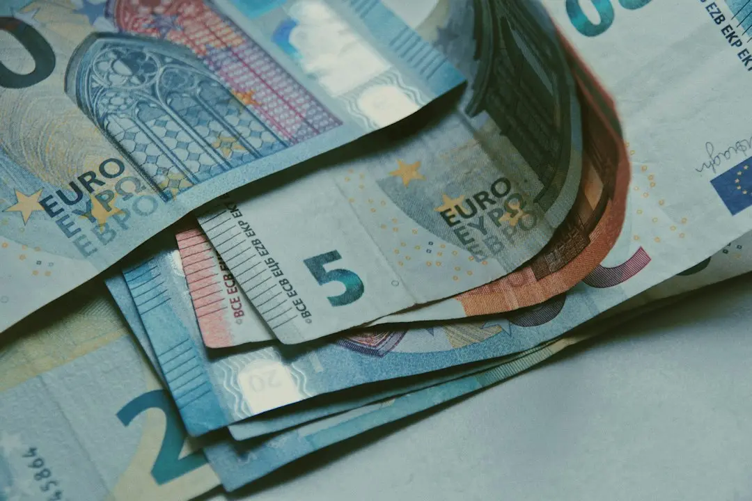 Euro Slides to 17-Month Low Amid Political Uncertainty