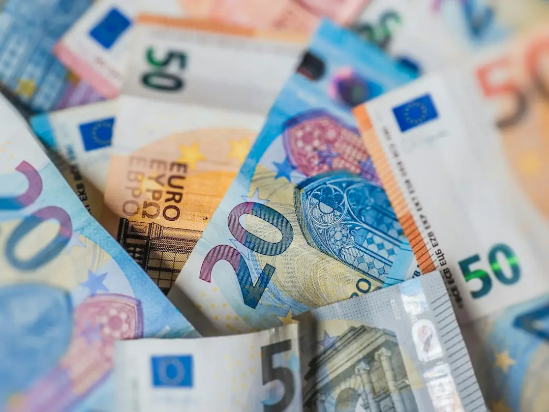 The Euro Slumps to a 17‑Month Low as France Faces Budget Woes and Early Election Speculation