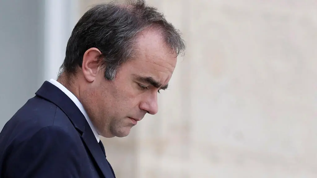 French Prime Minister Announces 2027 Budget with Wage Freeze and New Taxes