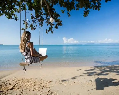 Travel Industry Professionals Clash with Influencers Over Deceptive Marketing Tactics